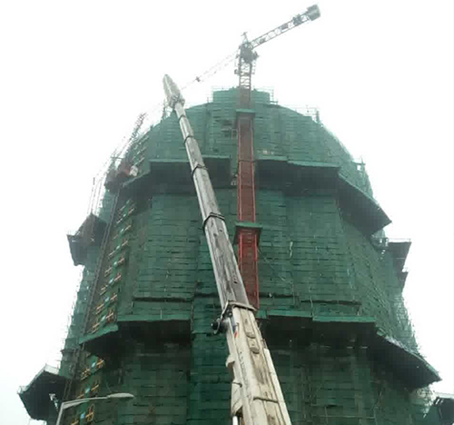 汉台吊车在工地上作业
